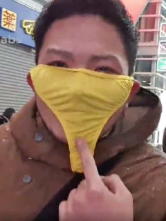 Japonés usa panti como tapabocas.
