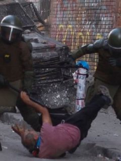 Policias agreden a Patricio Bao
