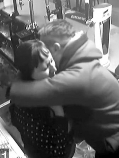 Ladrón abraza a su víctima.