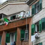 Italianos cantan en balcones coronavirus