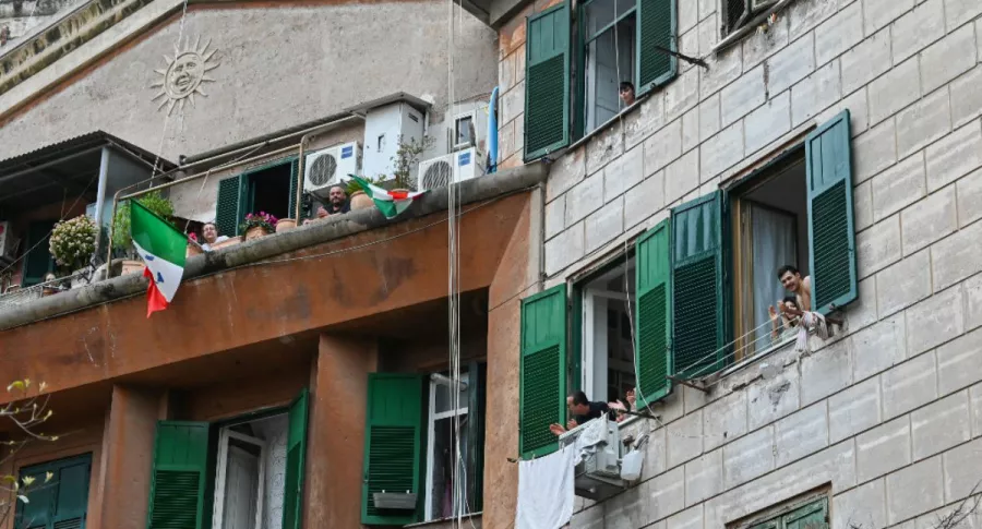 Italianos cantan en balcones coronavirus