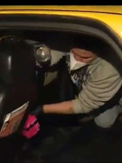 Imagen de taxistas desinfectando sus carros