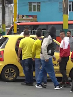 Taxistas cogen a huevazos a colega
