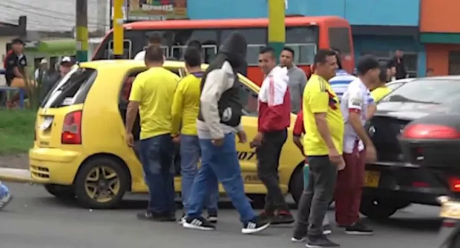 Taxistas cogen a huevazos a colega