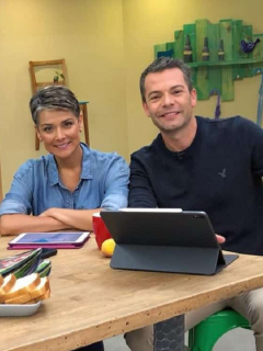Ángela Cardozo, Silvia Corzo e Iván Lalinde, pressentadores, con Iván López, actor.