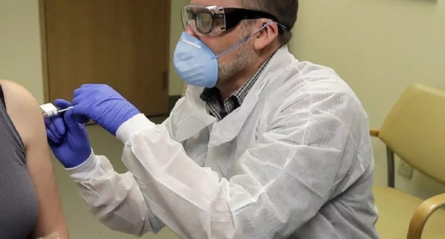 Voluntaria recibe vacuna experimental contra coronavirus
