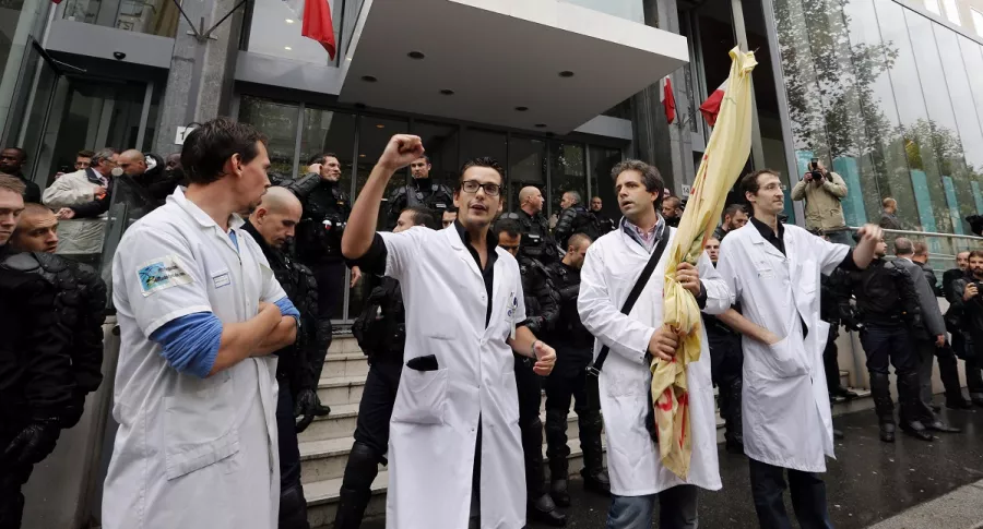 Médicos franceses protestando