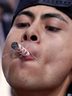 Hombre fumando marihuana