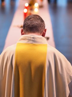 Sacerdote en misa