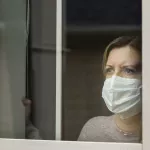 Mujer en casa por coronavirus