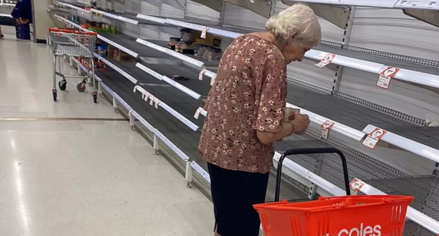 Abuela en supermercado.