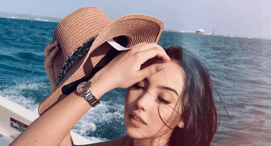 Aída Victoria Merlano posó en paradisiaca playa y compartió en Instagram tres fotografías con un estilo de portada de cuaderno. 