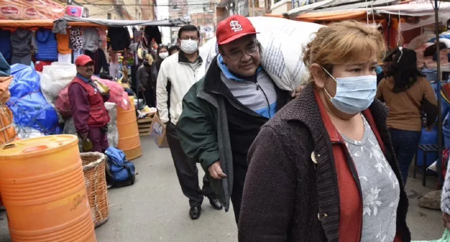 Gente comprando en plaza de mercado de La Paz, Bolivia, en medio de coronavirus
