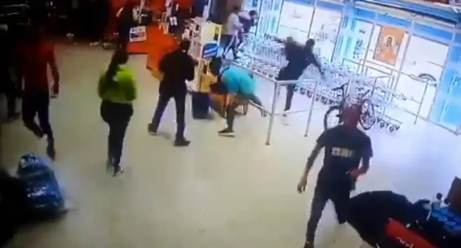 Supermercado asaltado por venezolanos