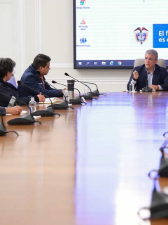 Iván Duque rodeado de ministros