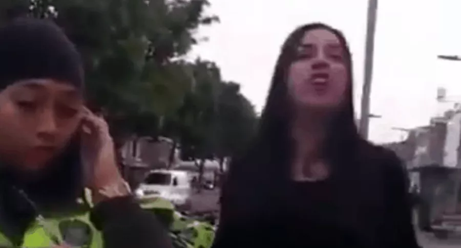 Mujer insulta a policías durante la cuarentena.