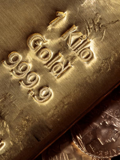 Lingote y monedas de oro