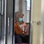 Mujer se proteje del coronavirus
