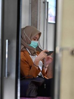 Mujer se proteje del coronavirus