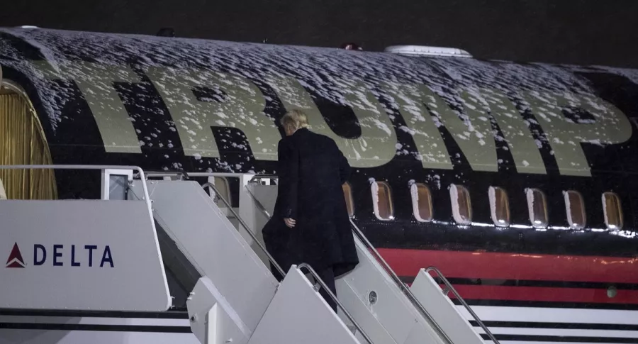 Donald Trump subiendo a su avión
