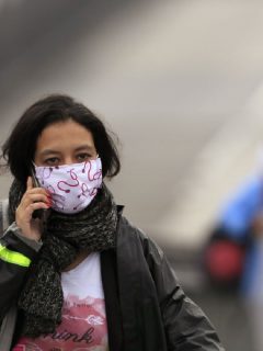Mujer hablando por celular, en Bogotá.