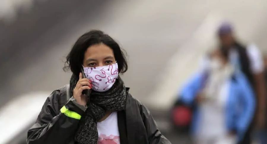 Mujer hablando por celular, en Bogotá.