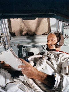 Astronauta confinado en su nave
