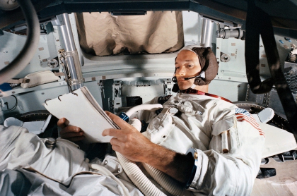 Astronauta confinado en su nave