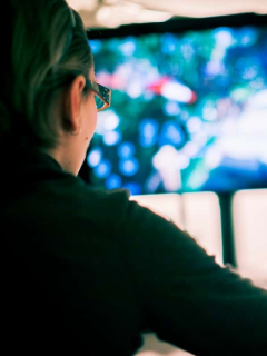 Mujer jugando videojuego.