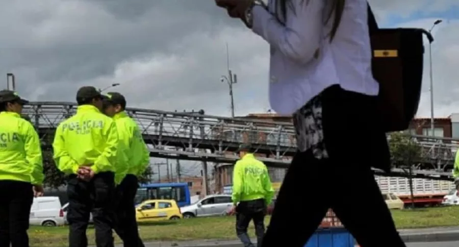 Mujer denuncia que policías la abusaron y robaron en Bogotá