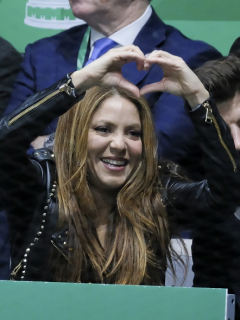 Shakira, cantante, con su pareja, el futbolista Gerard Piqué; y Cesc Fábregas, jugador, con su esposa Daniella Semmaan.