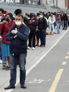 Filas de personas reitrando dinero en Soacha