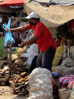 Colombiano comprando alimentos