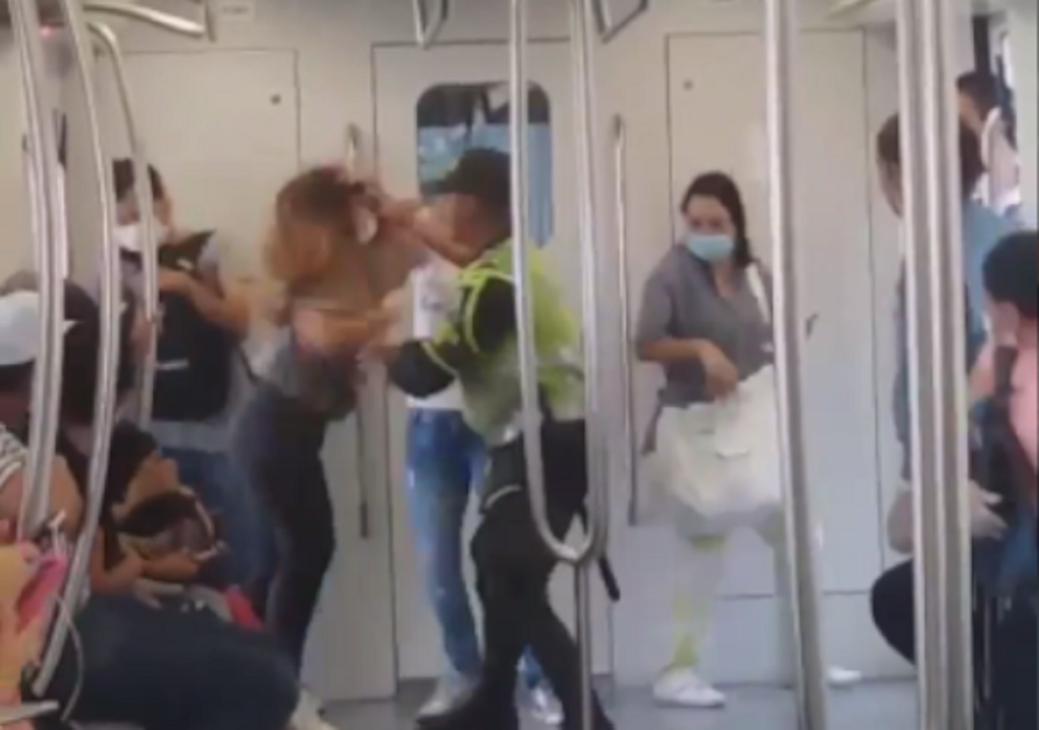 Mujeres se agarraron a golpes en Metro de Medellín