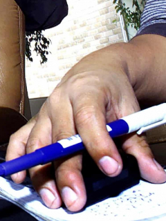 Mano con libreta de apuntes y grabadora