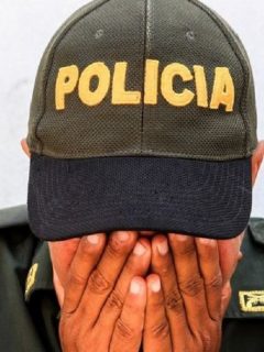 Policía denuncia que esposa de coronel lo cogió para mandados