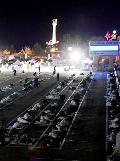 Indigentes duermen a la intemperie en Las Vegas durante la pandemia de coronavirus COVID-19