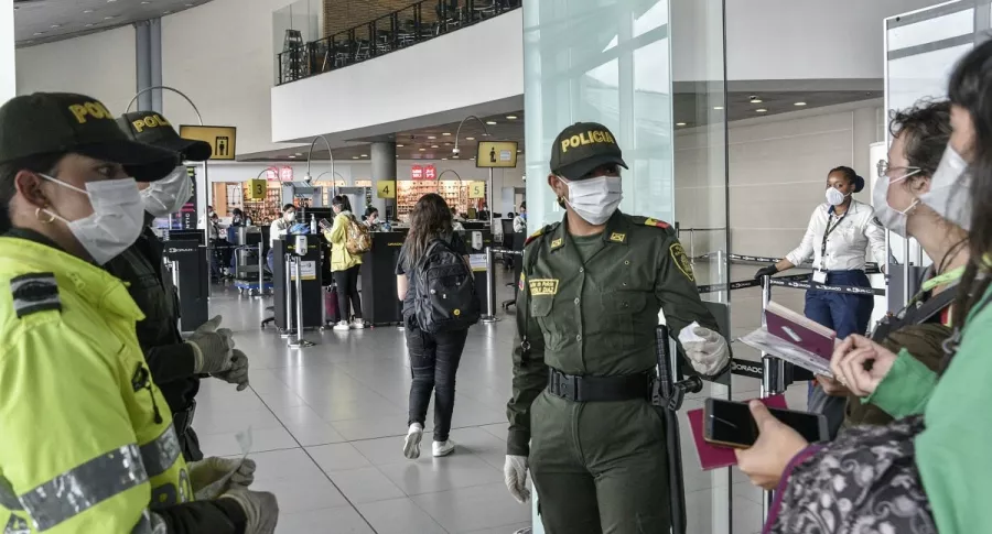 Policía Nacional en el Aeropuerto El Dorado, durante la pandemia de coronavirus COVID-19
