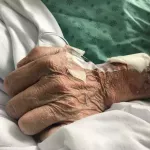 Anciano en hospital.