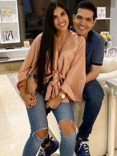 Peter Manjarrés, cantante, su esposa 'Tata' Becerra, y Jessica de la Peña, presentadora.