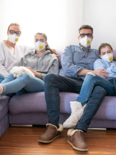 Familia con tapabocas