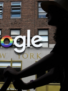 Mujer pasa frente a logo de Google