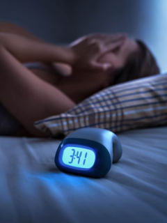 Mujer intenta dormir.