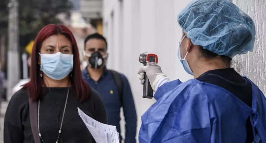 Prueba de fiebre en Bogotá durante la pandemia de coronavirus COVID-19