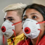 Personas con tapabocas en Colombia durante pandemia de coronavirus COVID-19