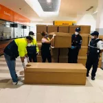 Ataúdes de cartón almacenados en la terminal terrestre de Guayaquil (Ecuador).