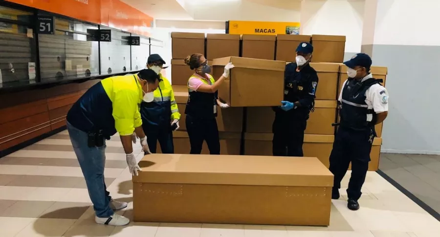Ataúdes de cartón almacenados en la terminal terrestre de Guayaquil (Ecuador).