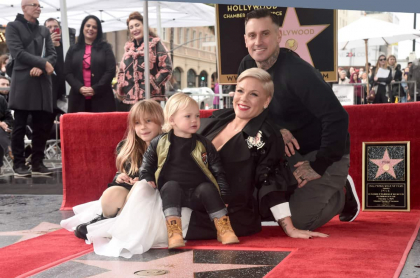 Pink, su esposo Carey Hart, y sus hijos Willow Hart y Jameson Hart.