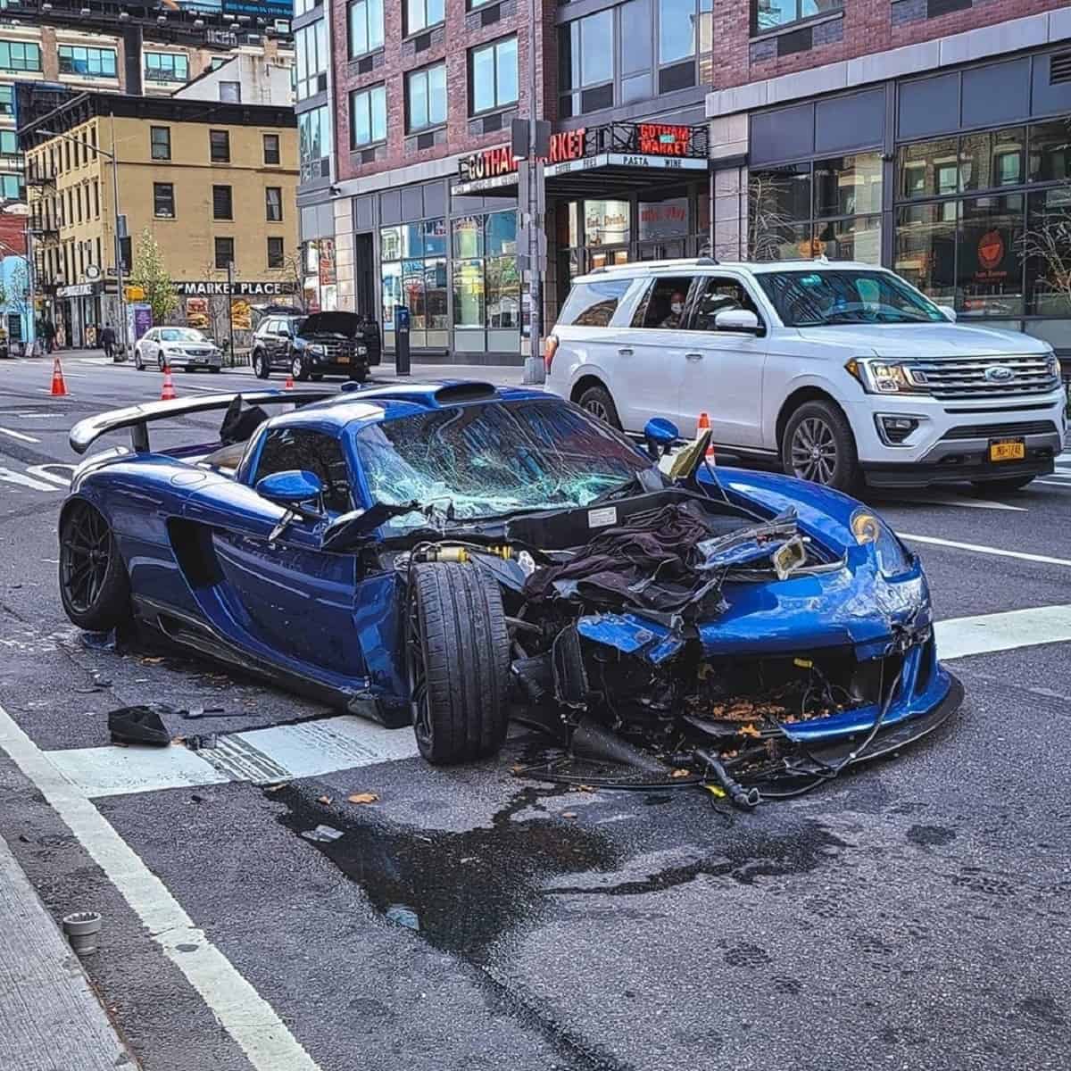 Hombre destroza su Porche en Nueva York
