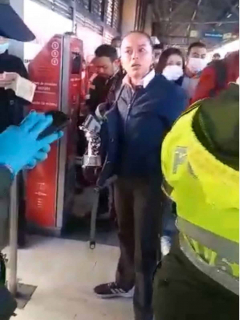 Mujer que agredió a policías en Transmilenio